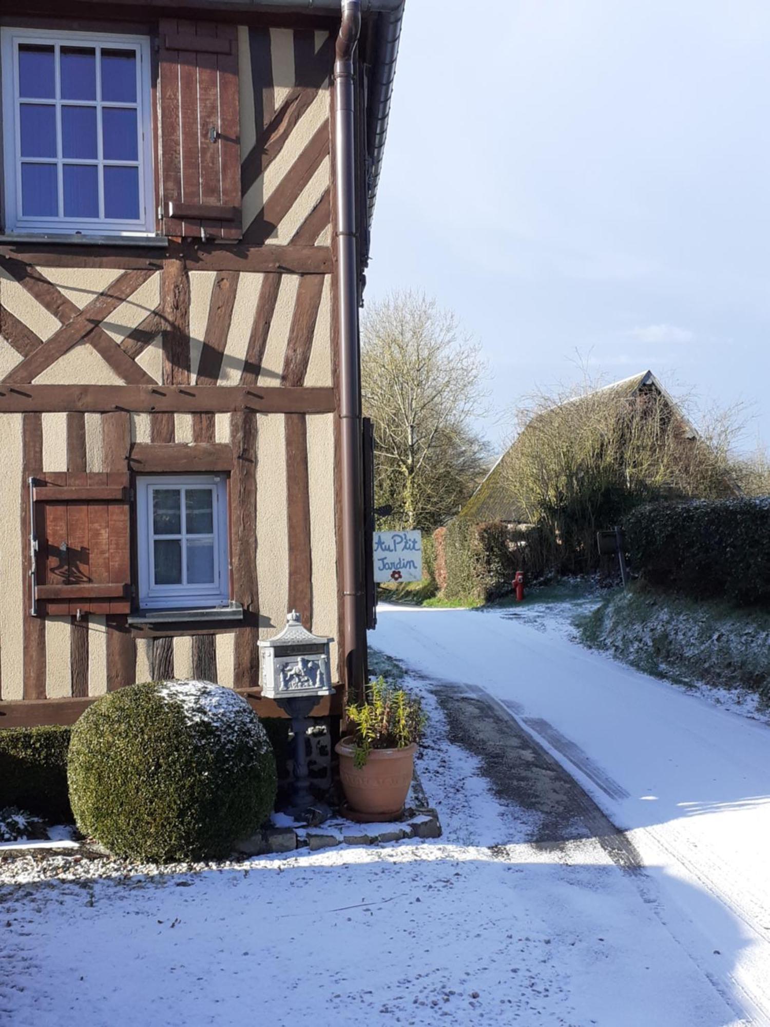 Au P'Tit Jardin Hotel Saint-Sylvestre-de-Cormeilles Exterior photo