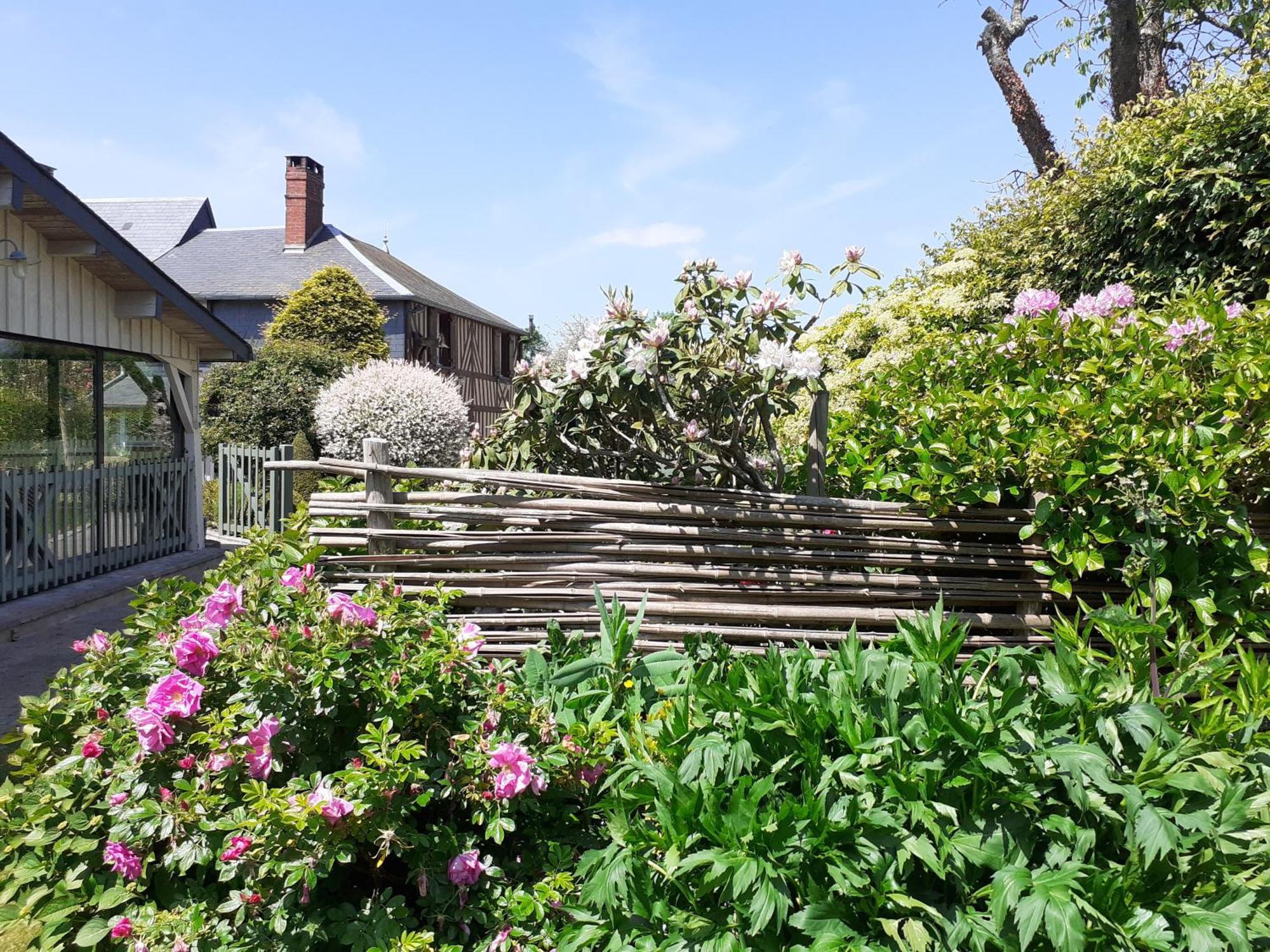 Au P'Tit Jardin Hotel Saint-Sylvestre-de-Cormeilles Exterior photo